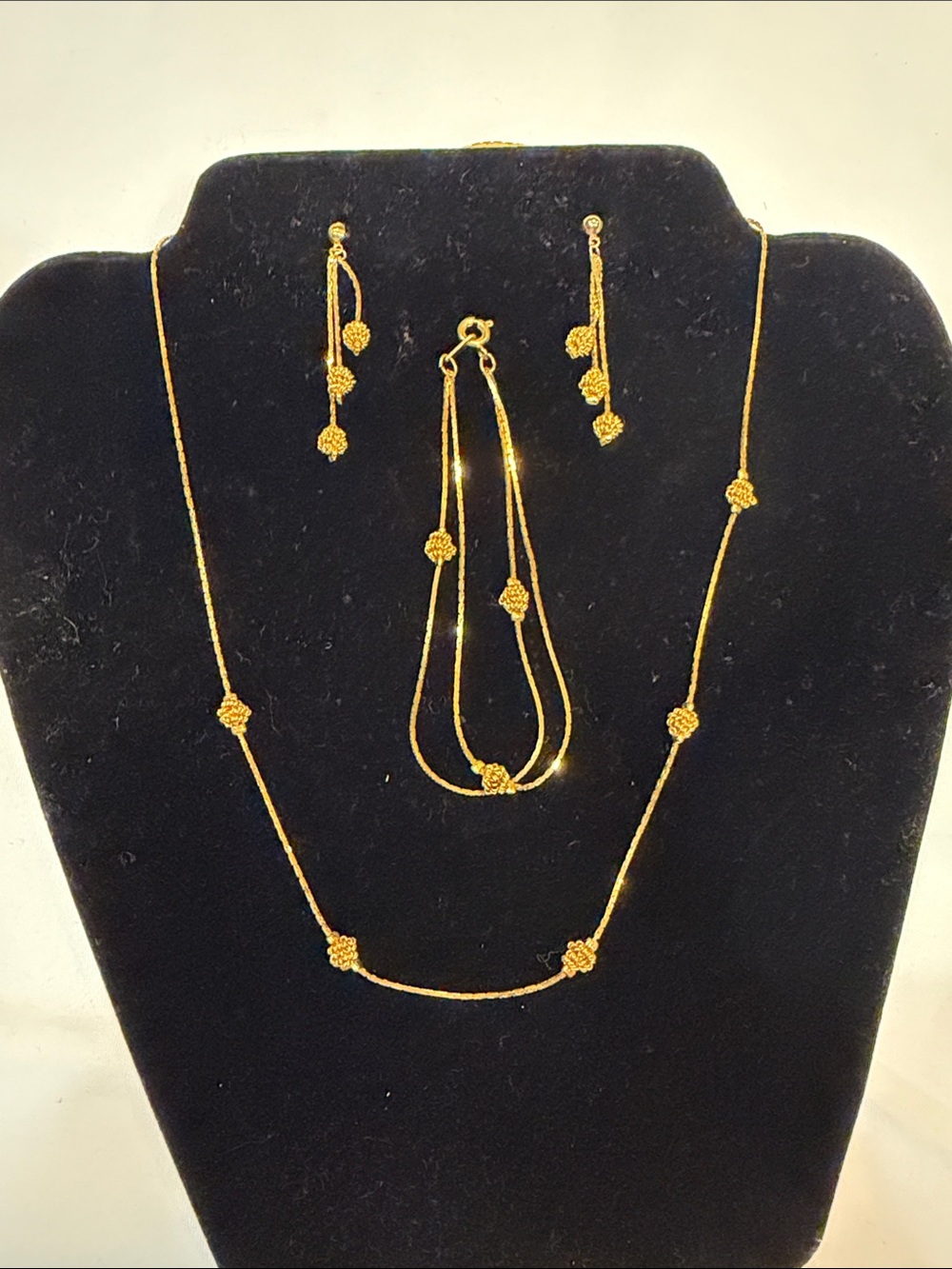 Vintage Gold Tone Women’s Necklace, Bracelet & Earrings Set